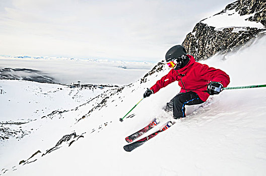 侧面视角,男青年,滑雪,雪,山,惠斯勒,滑雪胜地,不列颠哥伦比亚省,加拿大