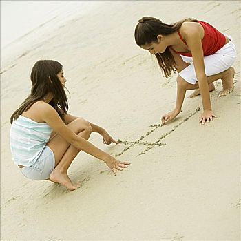 两个女孩,沙子