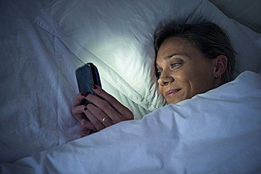 女人,床上,智能手机
