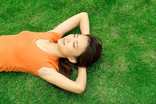 躺在草地上的年轻女人