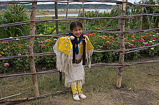 4岁,传统,珠子,服装,靠近,花园,堡垒,印第安人保留地,女人,农作物,汇集,食物,浆果,根部,种子