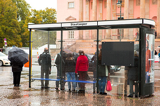 德国柏林,菩提树下大街上的公车亭