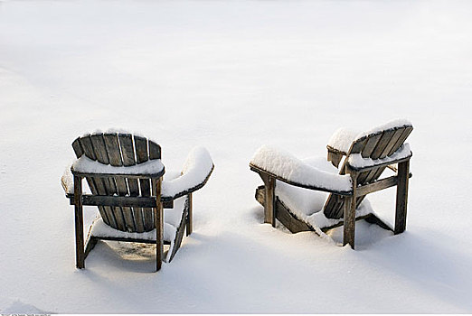 两个,宽木躺椅,积雪