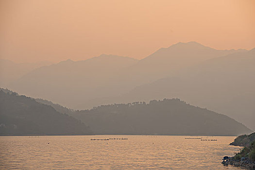 湖,岛,乌云,远山,网箱,天空,船