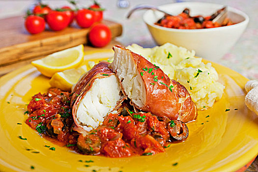 鳕鱼,意大利熏火腿,番茄酱