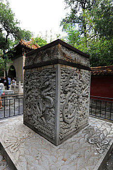 北京故宫御花园钦安殿前夹旗杆石座