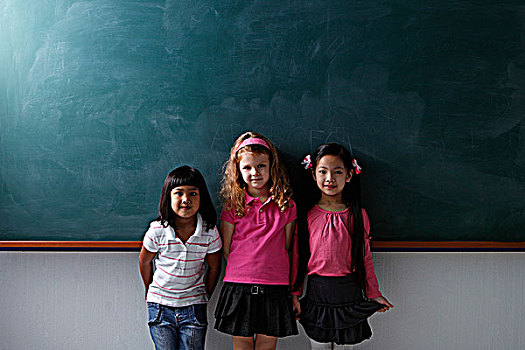 三个,女孩,站立,正面,黑板