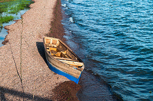 湖边搁浅的小船