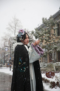 山东省日照市,旅游小镇喜迎瑞雪,汉服妹子雪中畅游
