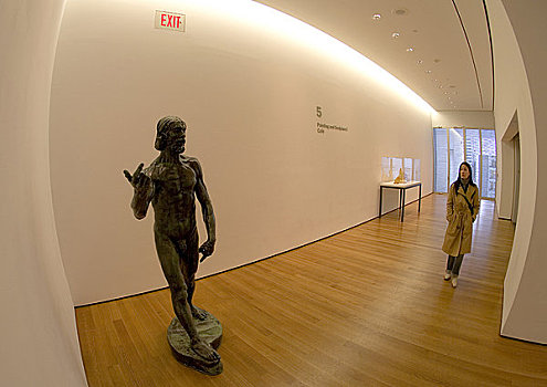 现代艺术博物馆,画廊,室内,女人,看,罗丹,雕塑,布道,走廊,通道,纽约,美国,北方