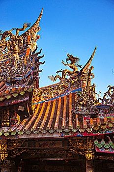 台湾台北著名的寺庙,百年历史的龙山寺,传统的中国式庙宇建筑