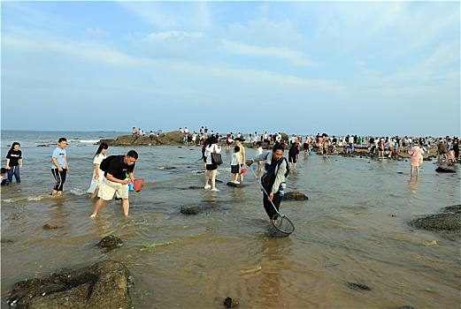 山东省日照市,游客徜徉花海漫步大海,感受蓝天碧海的魅力