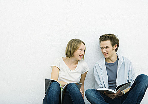 少女,男青年,坐在地板上,书本,微笑,相互