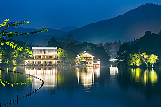 杭州西湖花港观鱼夜景