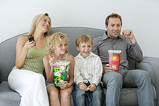 家庭,两个孩子,坐,爆米花,沙发,看电视,愉快