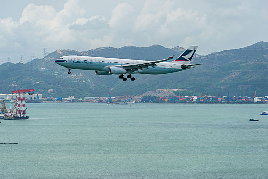 一架香港国泰航空的客机正降落在香港国际机场