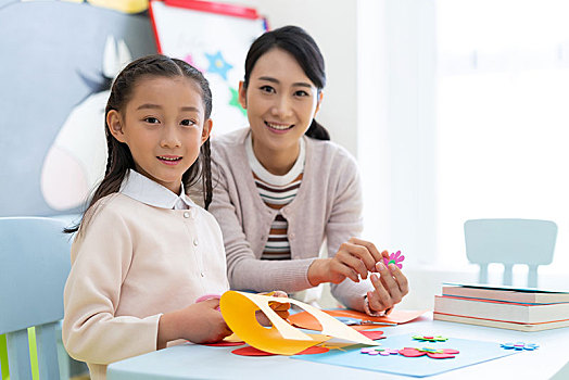 年輕女老師給小朋友上手工課