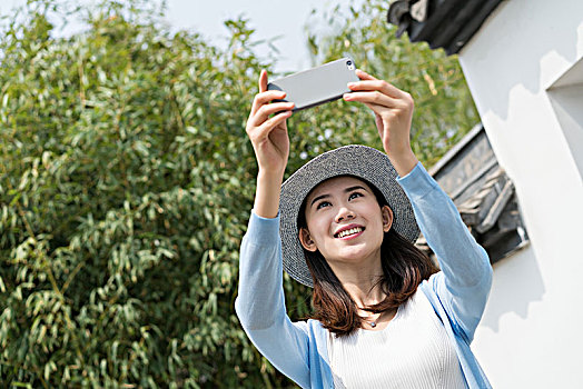 年轻女子旅游