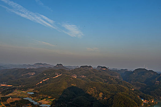 山,丹霞,河流,蓝天,黄昏,大气,田野,水电站,村庄,驴友,旅行,地质公园,丹霞地貌,绿色,灌木,树,草,水潭,素材,平面设计