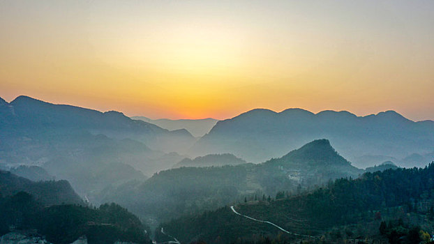 武陵山区冬天早晨霜满天