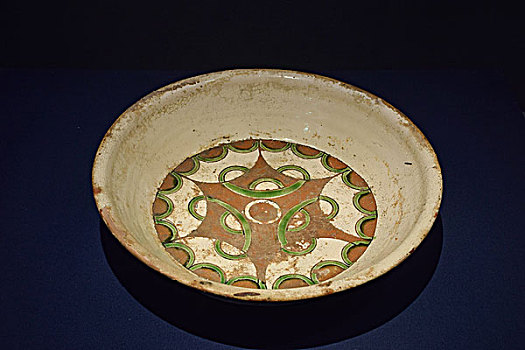 契丹文物展白釉绿彩陶盆