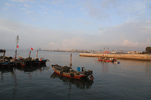 山东省日照市,实拍即将开海的渔码头,游客撒网垂钓赏风景