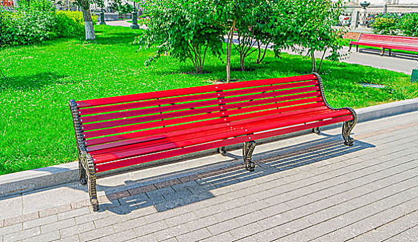 红色,木制长椅