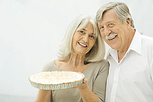 老年,夫妻,微笑,女人,拿着,向上,馅饼