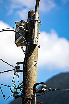 台湾观光景点猴硐猫村,路上的电线杆装设的广播啦叭,里长广播气