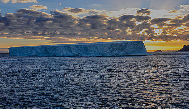 南极南乔治亚冰川夕阳