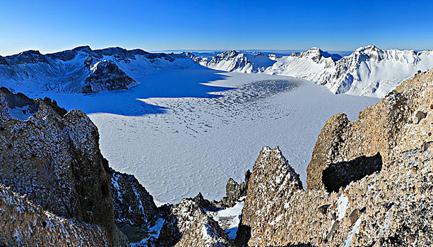 长白山天池冬季全景