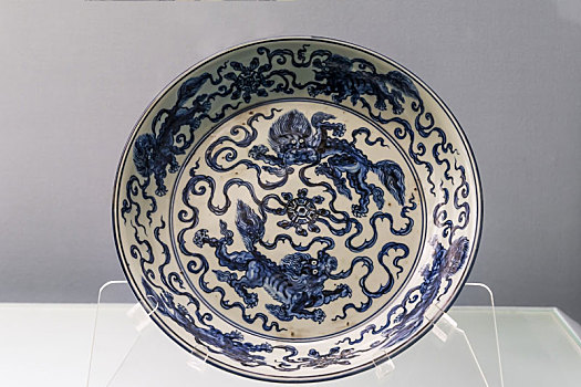 上海博物馆藏十五世纪中期景德镇窑青花双狮戏球纹盘