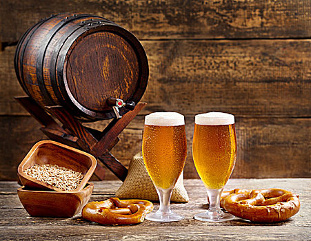 玻璃杯,啤酒,桶,木质背景