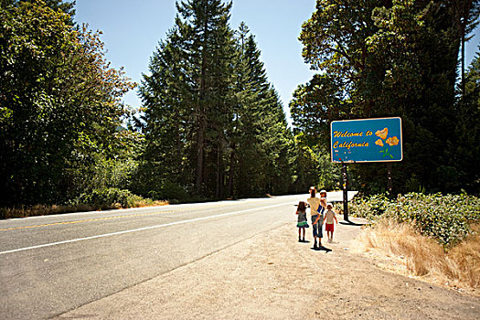 家庭,站立,路边,标识,说话,欢迎,加利福尼亚
