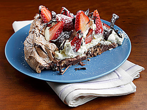 巧克力草莓,奶油水果蛋白饼