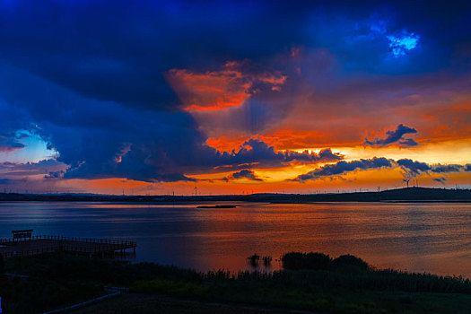 康巴诺尔湖的晨光
