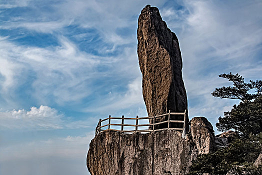 安徽省黄山市黄山风景区飞来石自然景观