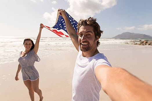高兴,年轻,情侣,拿着,美国国旗,乐趣,海滩
