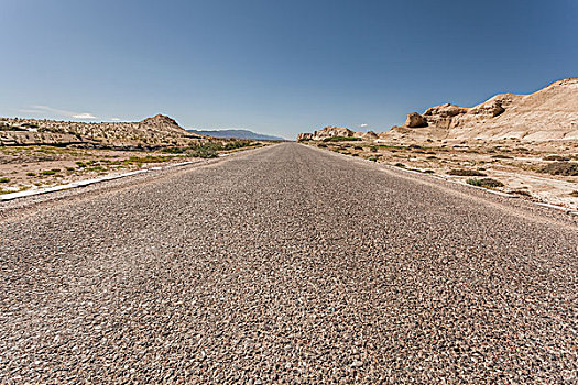 中国西部荒野道路