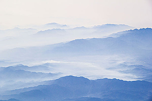 群山锁云雾