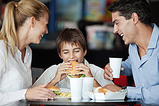 男孩,吃,汉堡包,快餐厅,父母