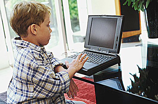 小男孩,唱,笔记本电脑