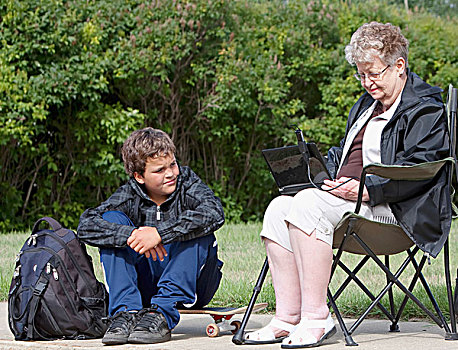 老年,女人,坐,户外,笔记本电脑,男孩,艾伯塔省,加拿大