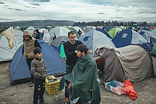 难民,露营,希腊人,马其顿,边界,美发师,头发,移民,男人,中马其顿,希腊,欧洲