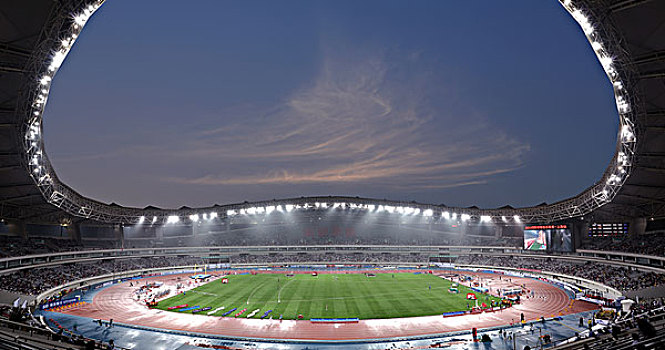 上海八万人体育场馆内夜景