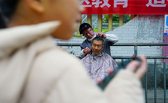 重庆酉阳,低温下的乡村菜市场