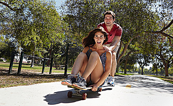 年轻,情侣,滑板,公园