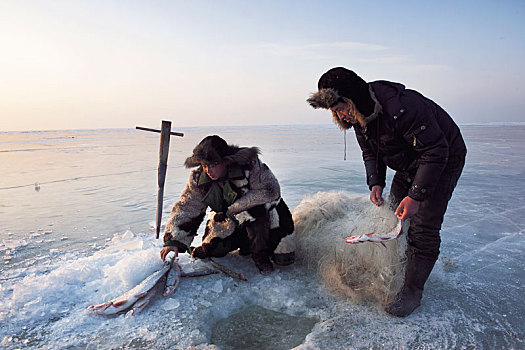 冬捕的渔民