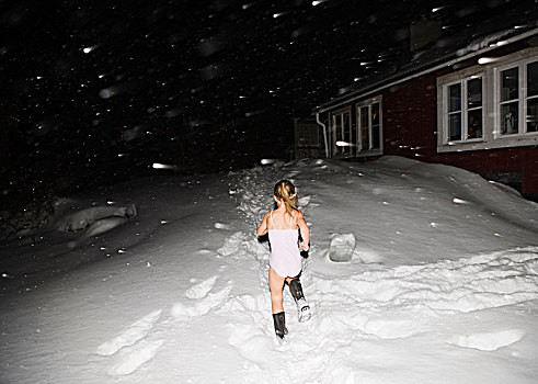 瑞典,斯德哥尔摩,半裸,女孩,4-5岁,雪中,夜晚