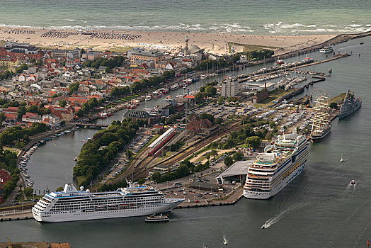 航拍,游船,港口,左边,码头,罗斯托克,梅克伦堡前波莫瑞州,德国,欧洲
